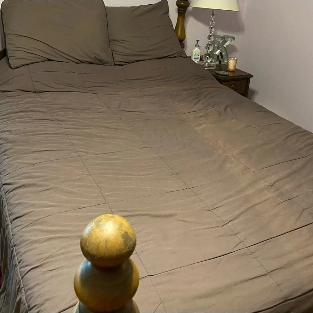 Reversible black and gray comforter